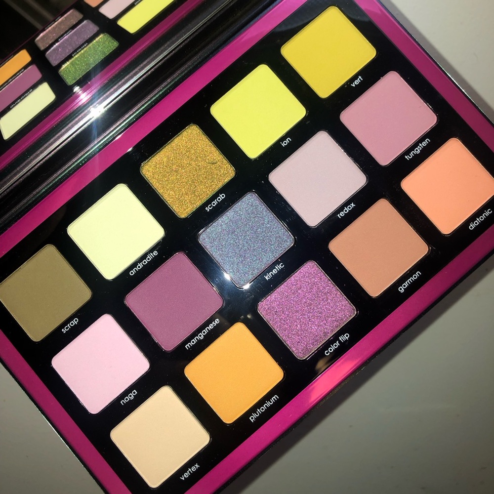 TRIOCHROME EYESHADOW PALETTE